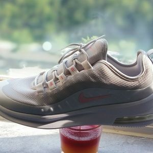 New! Wmn's NIKE Air Max Axis Sz 8.5